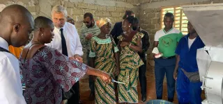 lambassadeur-des-etats-unis-richard-bell-visite-un-projet-de-petites-subventions-pour-lauto-assistance-a-man